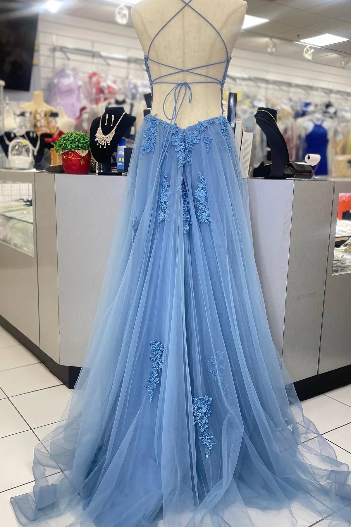 Vestido largo formal de fiesta con tirantes finos y apliques de encaje azul de Weitese